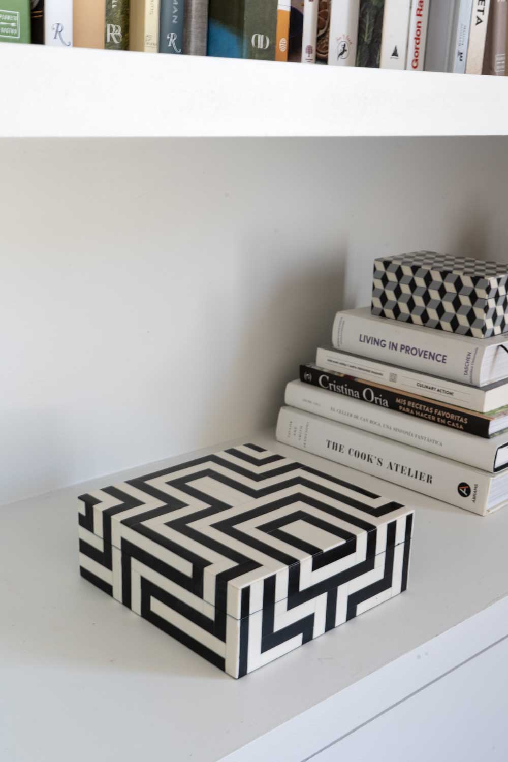 Caja Decorativa De Resina Con Diseño De Puzle Blanco Y Negro - Cristina Oria