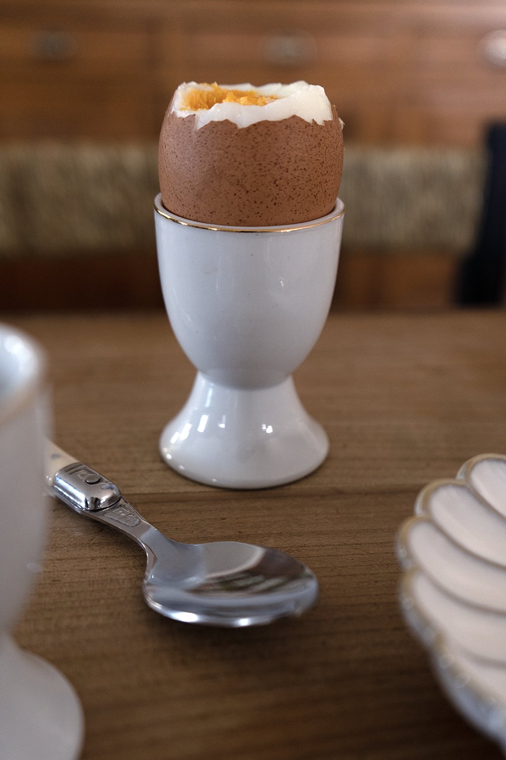 Eierbecher aus Porzellan mit Goldverzierung – Cristina Oria