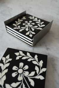 Set 4 Posavasos Con Diseño De Flores Blancas Sobre Fondo Negro - Cristina Oria